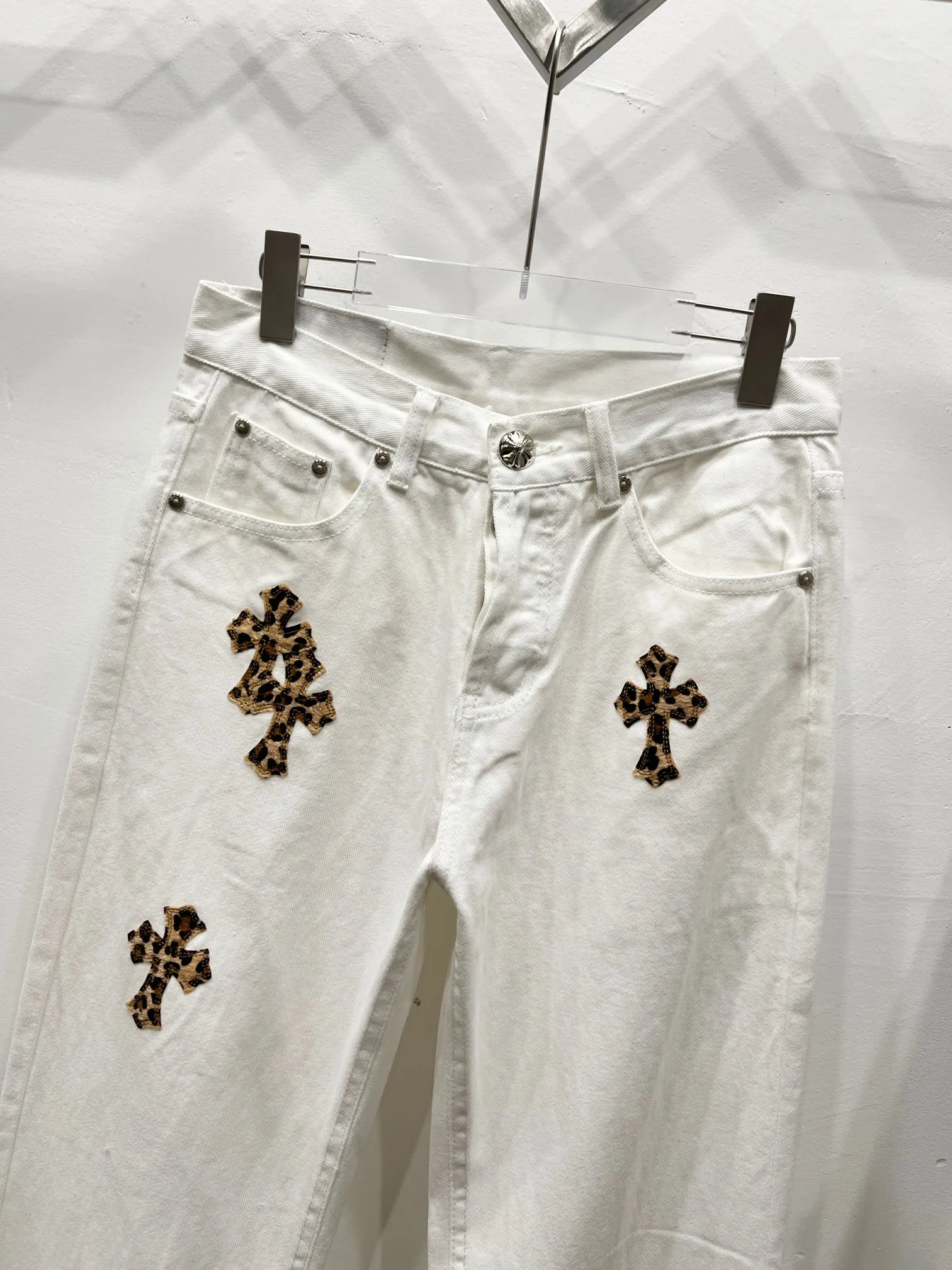 P240 Style Number: (c017) Chrome Hearts CH Chrome Hearts white leopard print leather jeans! The counter price is 4W level, the patchwork is embellished with cross patterns, and the jeans are washed! ! An absolutely high-end luxury product, a 1.9W-level god-level single product, a super popular product, made by top heavy industry, a magic weapon that cannot be missed! [About Zangyin] This is an extremely luxurious fashion brand that can also be called the aristocracy of the high street. It has always been an exclusive brand for some hipsters or rich second generations. Compared with ordinary high streets, it is more luxurious and noble. Compared with luxury brands, it has a more fashionable personality and has always been a brand that I have a special liking for. -Color: White -Size: 28-30-32-34 (S-XL)